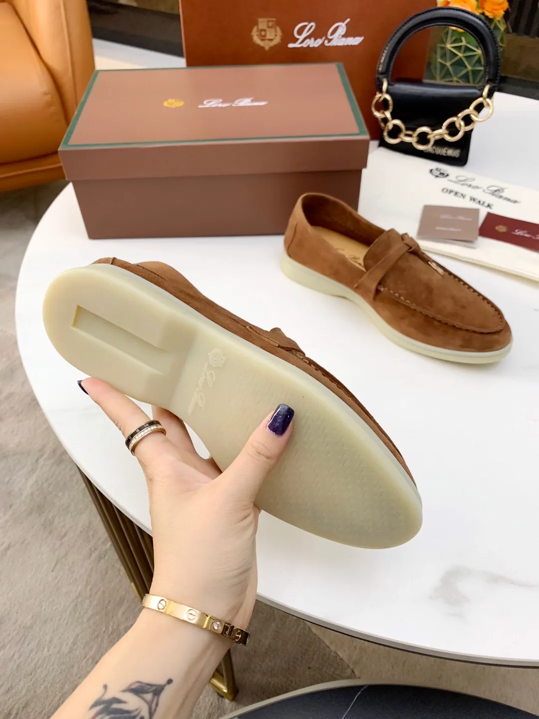 👟👟Ex-factory price 480 👟👟 Loro 👟👟Ex-factory price iana 💯Top genuine grade 💯Buy the original 1:1 copy💯 Founded the existing Loro 👟👟Ex-factory price iana company on April 24, 1924. It is now the sixth generation of family business, providing top quality products to customers who are discerning in taste and quality. Imported original fabrics. Imported Sheep Jing, made of plain calfskin lining. Hand-sewn thread. Original packaging. Size: 35-42 for women, 38-45 for men.